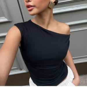 Nelly topp - Super snygg topp från Nelly i storlek S, den är aldrig använd då den är för stor på mig 🤍Skriv för fler bilder eller frågor!! 🫶🏼