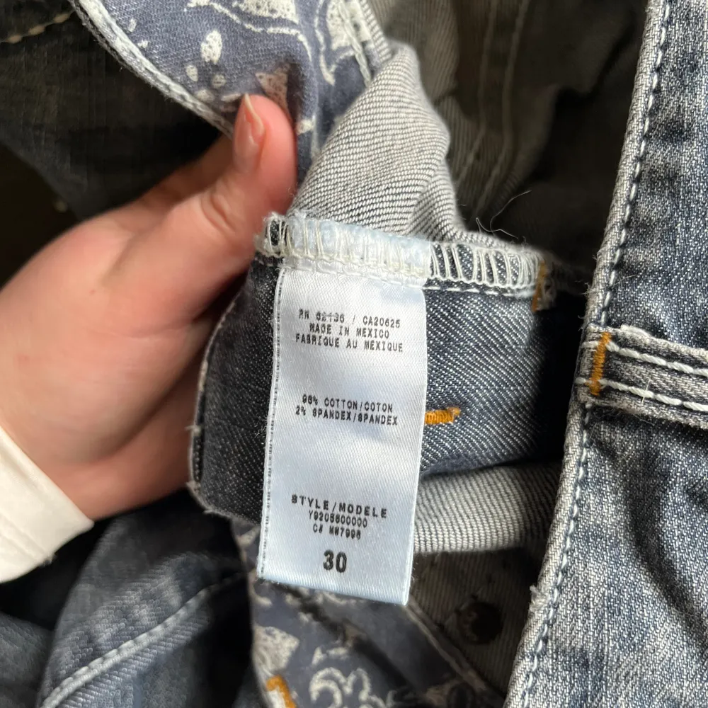 Lågmidjade Jeans med snygga vintage detaljer. Märket ”Guess”  Tyvärr har en av knapparna på ena bakfickan låstnat därav det låga priset (se bild)!  Utländska storlekar men den står som 30 (se bild) skulle nog passa typ 36. Köpare står för frakten💕. Jeans & Byxor.