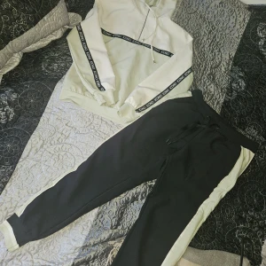 Vackert set - Enda defekten är något nopprig men det löser sig med hjälp av en rakhyvel om man nu orkar bry sig. Stl XS men passar garanti mindre S också.