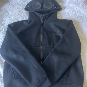 C.P Company zip up - En bra C.P company zip up som är knappt använd. Mellan storlek XS-S (154-164)