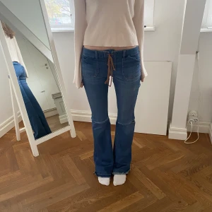 Snygga lace up jeans  - Jätte snygga jeans köpta i nyc. Innerbenslängd 85 och midjemått 80 men dem e stretchiga då man kan knyta dem olika hårt . Köpte för 150 använda 1 gång säljer då dem är för långa 