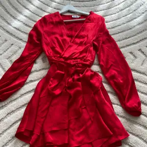 Röd satin klänning, Linn Ahlborgs kollektion med nakd. Använd en gång