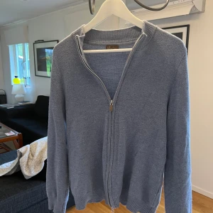 Stenströms merinoull full zip - Säljer en ljusblå full zip från Stenströms i storlek S. 100% merinoull, nypris över 2000kr. Mycket bra skick.