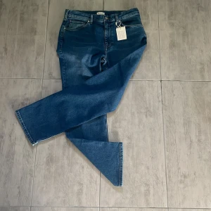 GANT jeans Helt nya - Dem har Jeansen är helt nya aldrig använda för dom var för stora för mig👍men väldigt snygga skulle jag säga skick är 10/10 skickar samma dag du köper kan ändra priset skicka i dm nypris runt 900kr👍  om du är intresserad😃🫡. Obs inte fläckiga kameran👍🤩