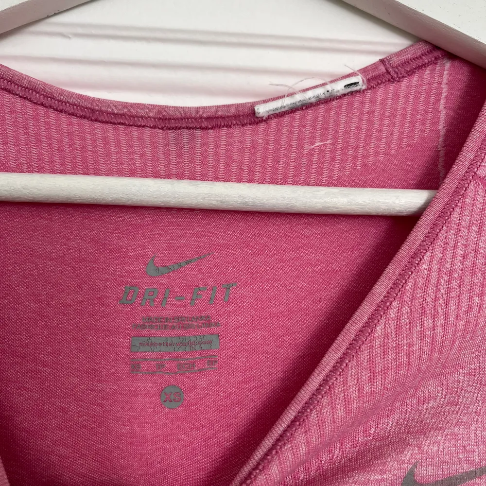 Rosa Storlek XS Den silvriga Nike-loggan på brösten jag insida nacke har börjat ”spricka” lite men i övrigt jättefint skick Materiallapp bortklippt. Sport & träning.