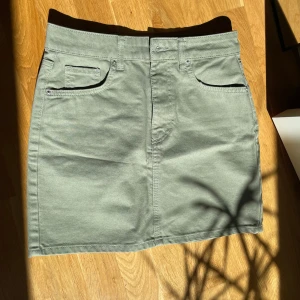 Grön jeanskjol - Gina tricot. Xs/STycker det passar så fint till en vit tröja eller en svart tröja. Passar säkert också med andra färger:) perfekt till sommaren och våren! 