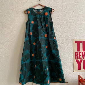 Marimekko/Uniqlo - Så unik och fin marimekkoklänning! Aldrig använd med lappen kvar då det blev fel storlek! Den har fickor och är perfekt utsvängd i kjolen:)