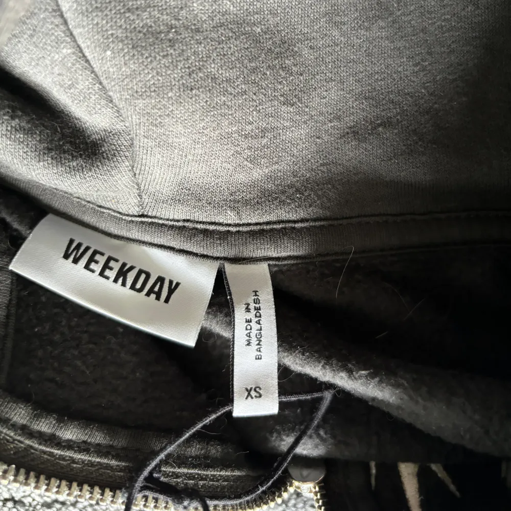 Säljer en Weekday zip hoodie. Hör av er om ni har några frågor:). Hoodies.