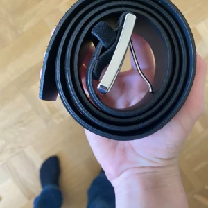 Mocka bälte - Hej! Säljer ett mocka bälte som inte är använt passar alla storlekar.