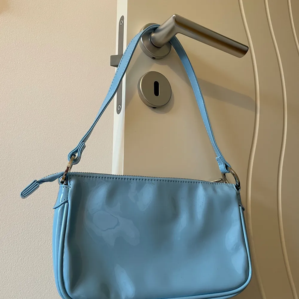 Blå handväska från GinaTricot med en innerficka. Den har knappt använts. ☺️. Väskor.