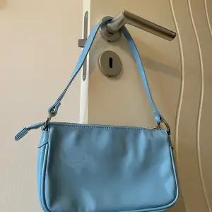 Blå handväska från GinaTricot med en innerficka. Den har knappt använts. ☺️