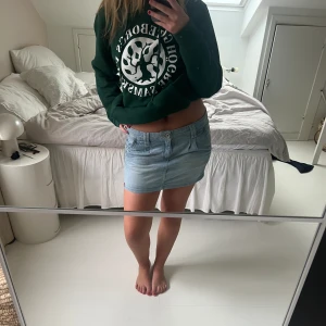 Jeanskjol  - Så snygg lågmidjad jeanskjol. Säljer då den inte kommer till användning ❤️