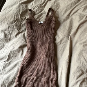 Adooreklänning - Brun stickad adooreklänning. Använt skick. Storlek 34🐻