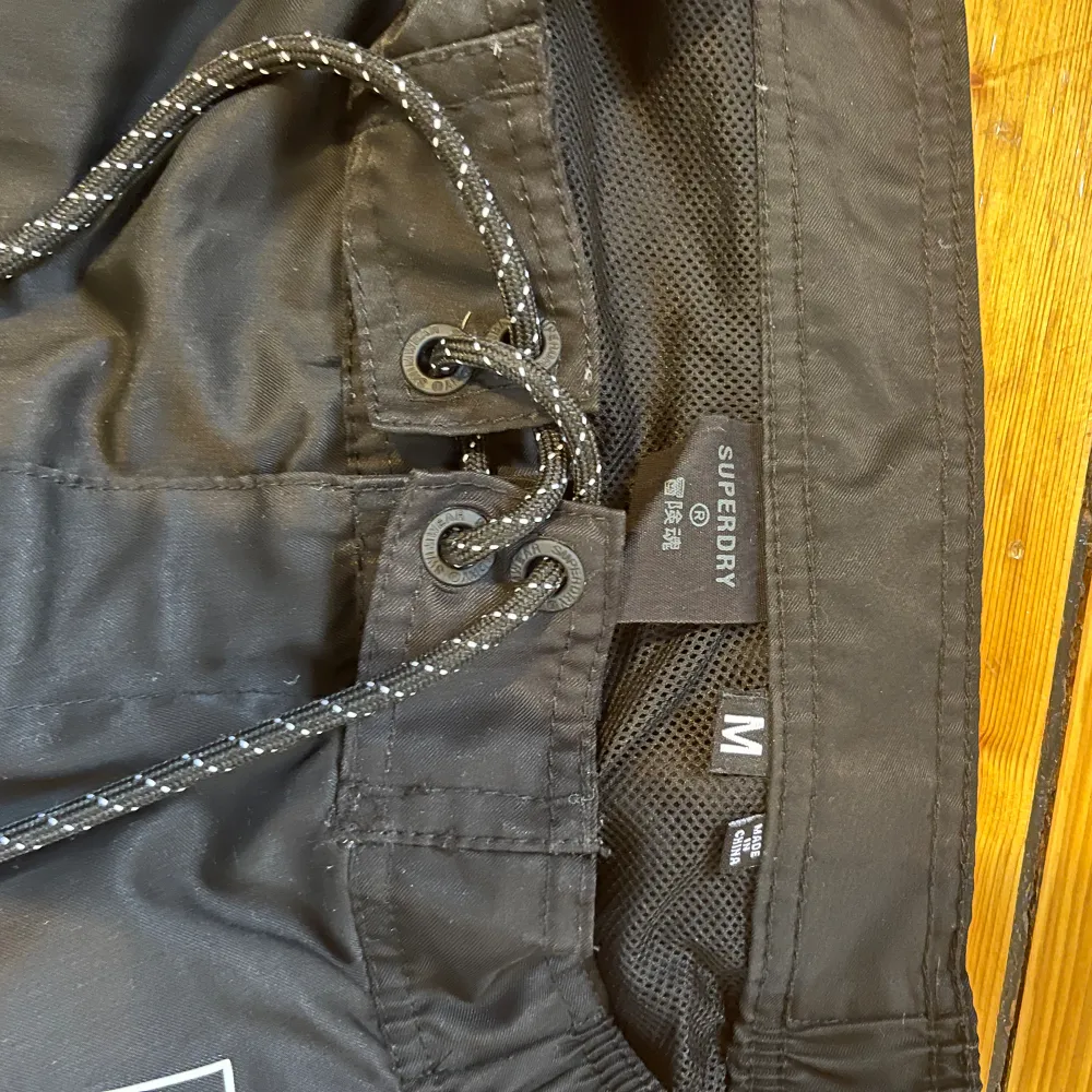 Svarta badbyxor från superdry i färgen svart. Bra skick på badbyxorna, original pris ca 500:-. Pm för mer info och bilder. Pris kan diskuteras . Shorts.