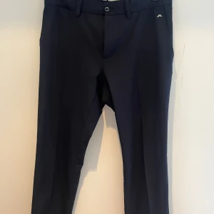 J.lindeberg byxor - Storlek: 30/32, skick 9/10 nästan helt nya. Hör av dig vid frågor eller funderingar