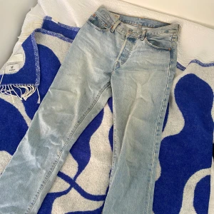 Levi’s 501 - Ljusa klassiska Levi’s 501. Inköpta nya. Använda några gånger. 