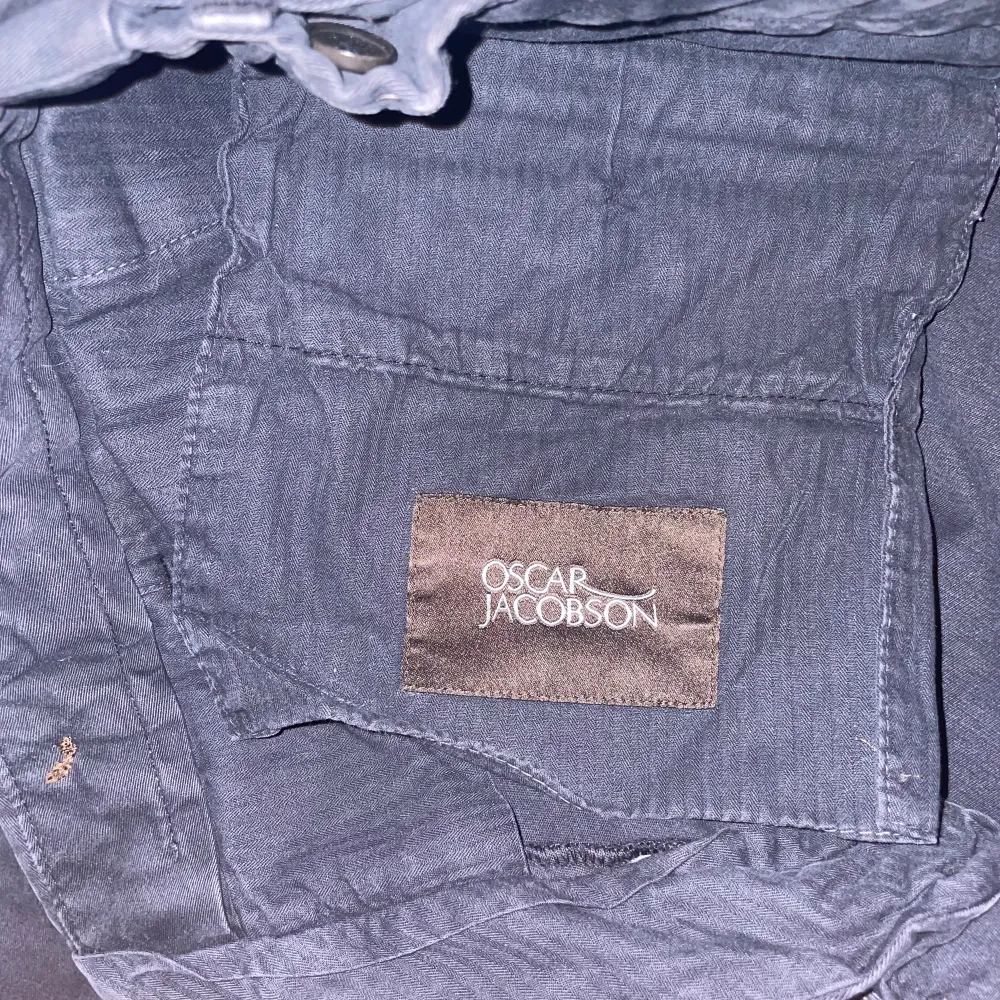 Oscar Jacobson byxor i navy Byxorna är i fint skick Storlek 150 vilket motsvarar typ storlek M/L. Jeans & Byxor.