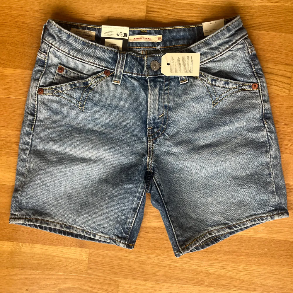 Aldrig använda Levi’s shorts med alla lappar kvar. Storlek 28 jeans. Jag bär vanligtvis S och de passar mig. Originalspris är 719kr. Shortsen är låg/midrise. Priset går att disskutera vid snabb affär! (Denim Shorts). Shorts.