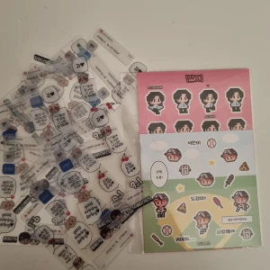 SEVENTEEN - Säljer seventeen stickers och en genomskinlig bild som man sätter över photocards