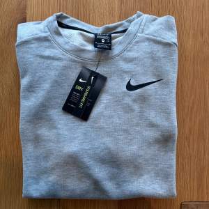 Helt ny sweatshirt från Nike med prislapp kvar på.   Rensar ur min garderob från en hel del oanvända kläder🌼 Om du ser något mer i min profil som du gillar så skickar jag med det till dig också!😊 Fler kläder kommer! 