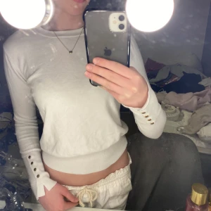 Stickad tröja med guld - Jättefin stickad tröja från zara med gulddetaljer💕( säljer samma fast i svart )