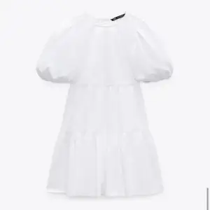 Supersöt vit klänning perfekt till skolavslutningen💕 endast använd på skolavslutningen 2022 Pris kan diskuteras! Nypris 399kr 