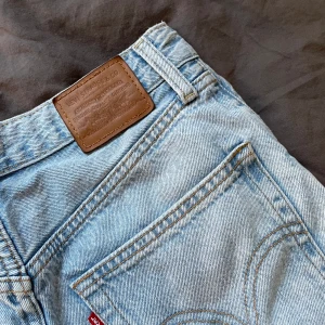 Levi's Jeans Ribcage Straight Mom Jeans Långa Byxor Blå Levis Utsvängda Raka  - 💗Storlek: Medium-Large 💘Användning: Använda under ca. ett år, fortfarande bra skick!  💋Originalpris: 1300kr, köpta på Carlings