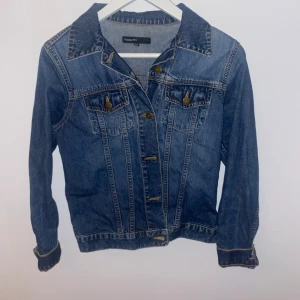 jeansjacka 💕 - jag valde att sälja den för att de inte var min riktiga stil så har bara använt den 1 gång! 💕