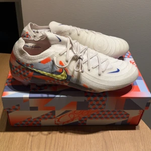 Nike Phantom GX II Elite FG Barna - Vit/Gul LIMITED EDITION - Nike phantom fotbollsskor storlek 44 Helt nya aldrig använda köpa från unisport för 2400
