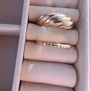 Ringar  - Säljer dom här jätte fina  guld ringarna!💕 storlek S! Säljer pågrund utav att jag har två utav dom☺️ Aldrig använda och nyskick! 35kr för båda och  annars 20kr styck!💗