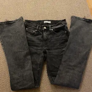 Mörk gråa jeans från Gina trico, hyfsat bra sick men lite slitna längst ner som ni kan se på bilden:)  Storlek 34💕