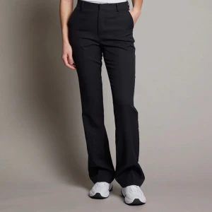 Kostymbyxor Vilma bikbok - Säljer mina favorit kostymbyxor från bikbok i modellen VILMA. Köpte för 499kr men säljer för 199kr. GRATTIS FRAKT!!!