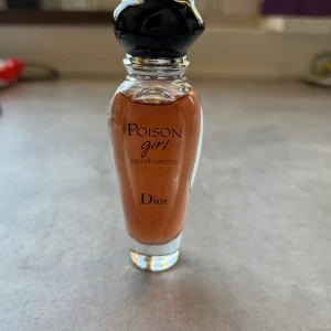 Dior Poison Girl EDT Rollerball Parfym  - Säljer en rollerball 20 ml ifrån Dior poison girl edt.  Den är testad 