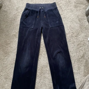 Juicy Cauture byxor  - Fina juicy byxor, använd Max 5 ggr men inget som märks. Säljer pga de inte används och tar pats i garderoben.🩷