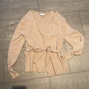 Kofta  - Slit snygg kofta från vila, stikad och mjuk. Storleken är L men passar alla 