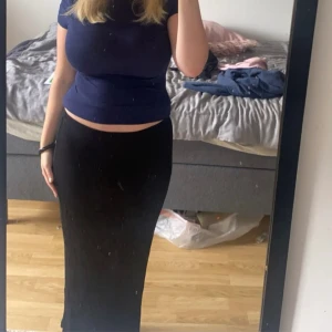 Långkjol med slits  - Köpt för 350kr