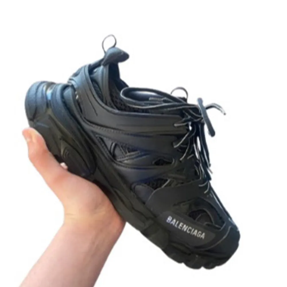 Balenciaga Track Runners. storlek 41. Inget LED. skorna är använda fåtal gånger nästan som nya bara smutsiga på botten men tvättas innan jag skickar. skokartong, dustbag och skosnören följer med. inget fel på dem. skriv för fler frågor eller bilder. . Skor.