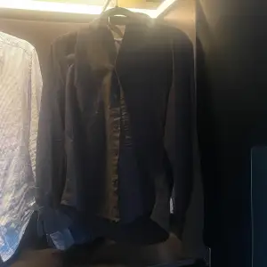 Vanlig svart skjorta från dressman som inte används längre