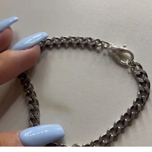 Kedje armband - Super fint kedje armband! Tror det är äkta silver men vet inte 😅💕 vill bli av med det så snabbt som möjligt så kan gå med på prisförslag!💞