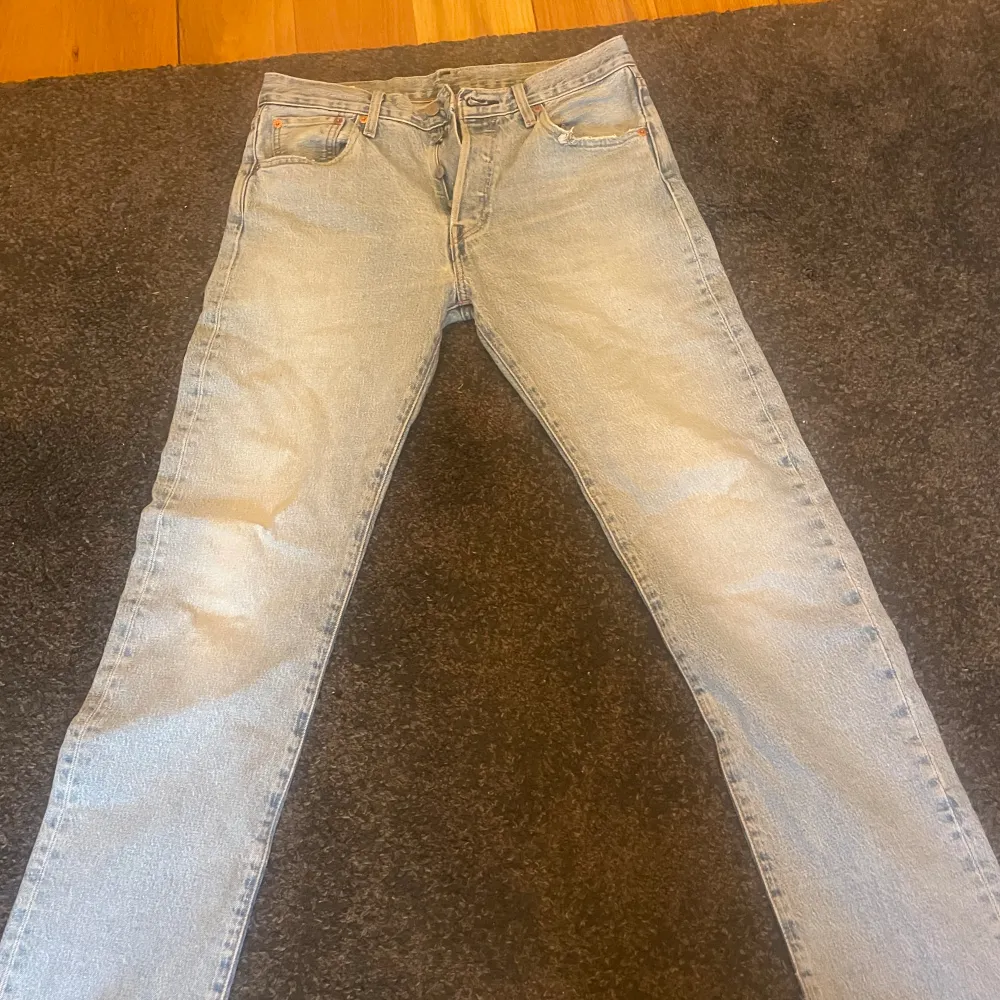 Ett par snygga ljusblå Levis 501 jeans. Storlek W30 L32. Använda men skick 8/10.. Jeans & Byxor.