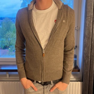 Morris zip - Hej säljer nu min killes zip tröja ifrån Morris!💕 skick 9/10 inga som helst fel på tröjan! Han är cirka 180 och den sitter fint på han, skulle säga att den passar bra 170-180.  Ny pris 1999 mitt pris 899💕 Köparen står för frakt💕