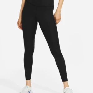 NIKE träningstights - Säljer dessa Nike tights då de tyvärr inte längre kommer till användning. De är i superbra skick och använda ett fåtal gånger. Ser exakt ut som på bilden. Köpta förra året för ca 649kr💝 kan gå ner i pris vid snabb affär