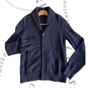 Stickad Cardigan - Tjena! Säljer nu denna riktigt snygga stickade cardigan i Kashmir blandning, tröjan är i ett mycket bra skick 8.5/10. Hör av dig vid minsta lilla fråga eller fundering! Priset är ej hugget i sten! Mvh👏🏎️💨🤝💯💯