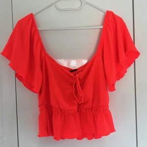 Neonrosa sommartopp - Neonrosa sommartopp från Ginatricot med volanger och knytning💕💕💕helt oanvänd 