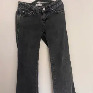 Säljer dessa svarta bootcut  jeans med låg midja från Gina Tricot då jag inte använt dom. De har knappar på baksidan 