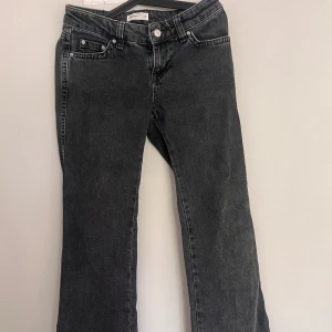Bootcut jeans - Säljer dessa svarta bootcut  jeans med låg midja från Gina Tricot då jag inte använt dom. De har knappar på baksidan 