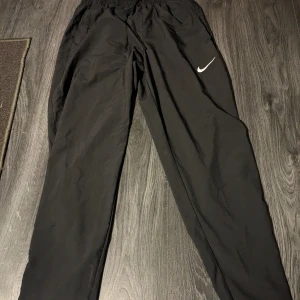 nike dri-fit byxor - Skick 9/10, säljer pågrund utav att dom är aldeles för stora. Inga synliga skador eller skråmor. Knappt använt