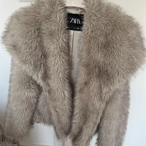 Zara fuskpälsjacka - Den jättepopulära pälsjacka från Zara som jag inte använt! Den finns inte heller kvar på deras hemsida så väldigt unik. Använd typ två gånger då den inte är min stil