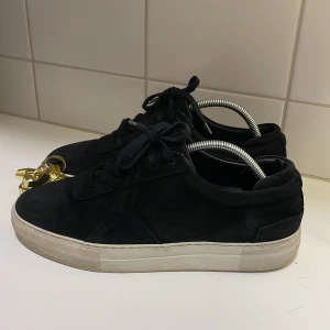 Axel Arigato | Storlek 44  - Sparsamt använda Axel Arigatos i storlek 44. Vid fler frågor/bilder hör av er. Kan tänka mig gå ner lite vid snabb affär🤝🏼