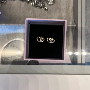 Örhängen  - Så gulliga örhängen som jag aldrig använt då jag sträcker mig mer till silver💓